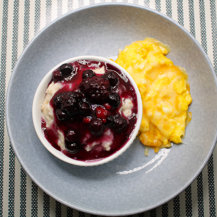 Low Carb - Cheesy Scrambled Eggs with Mixed Berry Oatmeal